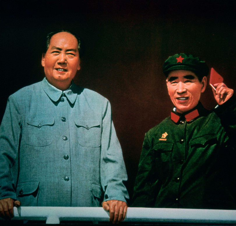 Các ông Mao Trạch Đông và "người kế tục vĩ đại" Lâm Bưu gặp gỡ Hồng Vệ binh trong Cách mạng Văn hóa (Ảnh: VCG).