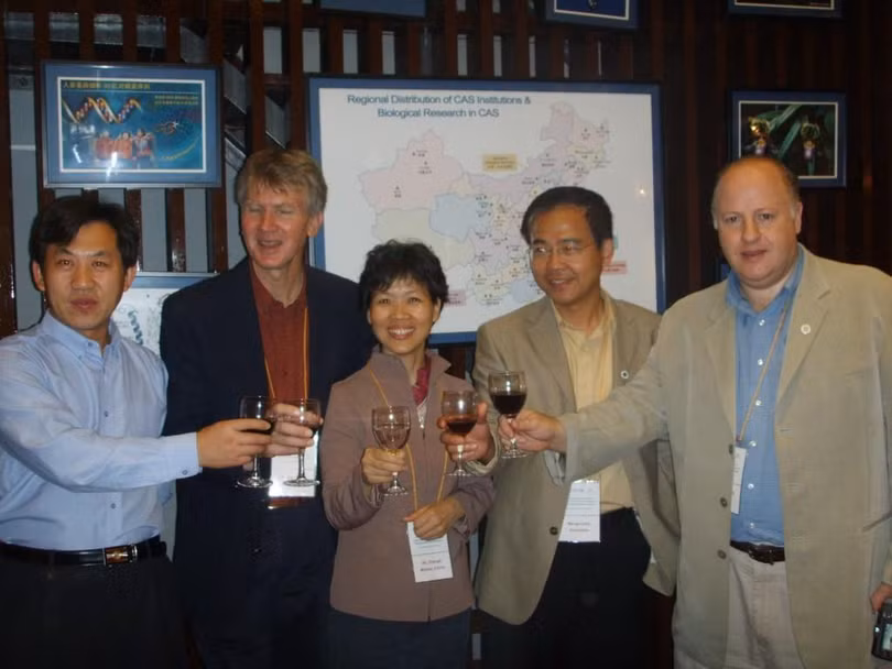 Ông Peter Daszak (phải) cùng Thạch Chính Lệ và các đông nghiệp Mỹ, Trung Quốc trong một bữa tiệc (Ảnh: chinatimes).