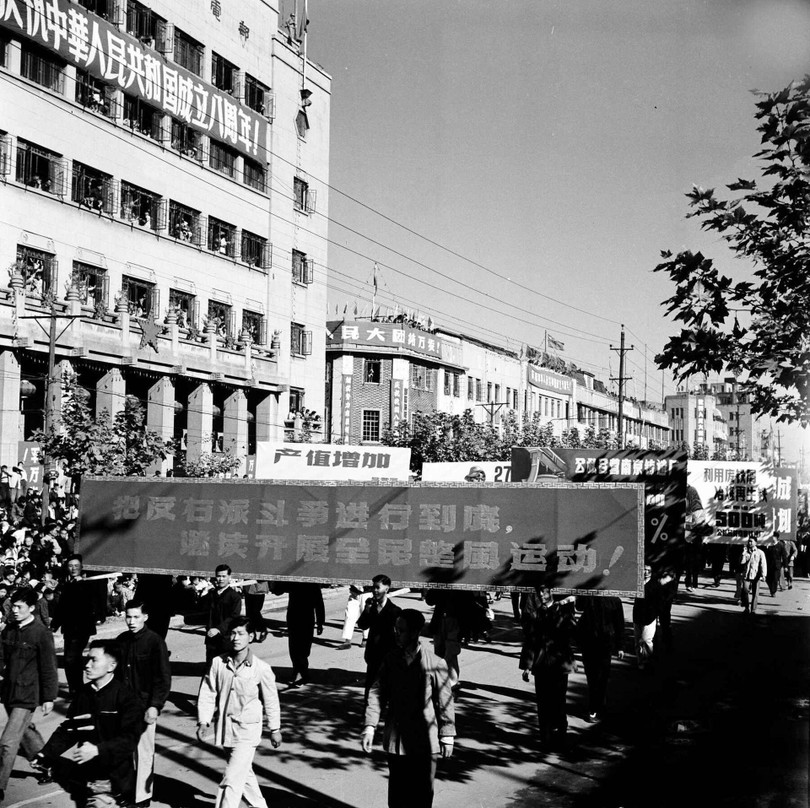 Quốc khánh năm 1957 bắt đầu xuất hiện các biểu ngữ chống phái Hữu (Ảnh: VCG).