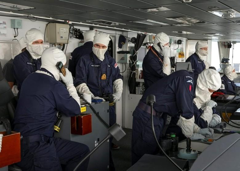 Các thủy thủ trên HMS Defender mặc đồ phòng cháy khi thao tác trên tàu trong suốt hành trình (Ảnh: Đông Phương).