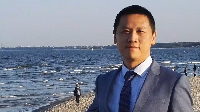 Vương Vĩ Tinh, cựu giám đốc điều hành bán hàng của Huawei Ba Lan bị hầu tòa ngày 1/6 (Ảnh: Singtao).