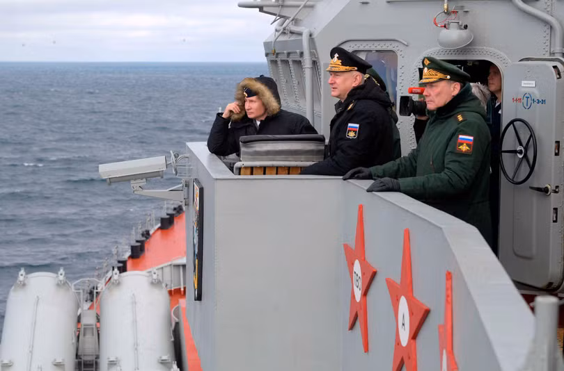 Tổng thống Putin trên tàu chiến thị sát tập trận trên Biển Đen (Ảnh: AP).