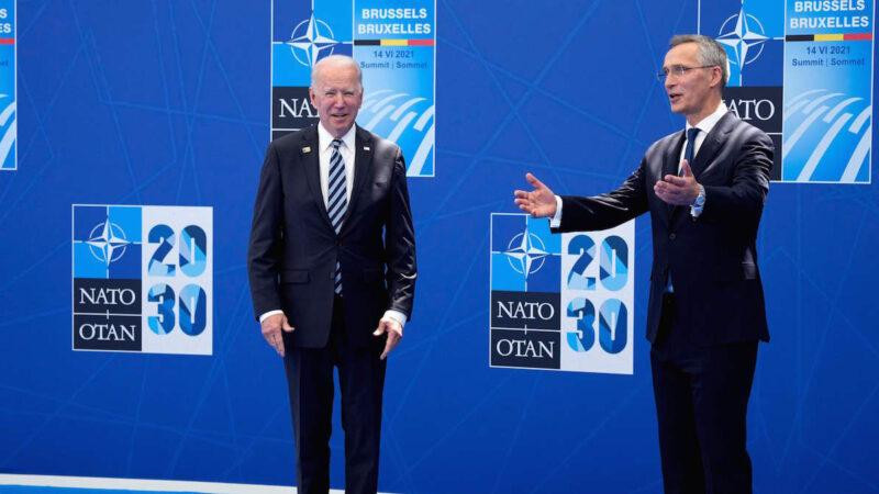 Tổng thống Mỹ Biden và Tổng thư ký Jens Stoltenberg tại Hội nghị thượng đỉnh NATO (Ảnh: AP). Tổng thống Mỹ Biden và Tổng thư ký Jens Stoltenberg tại Hội nghị thượng đỉnh NATO (Ảnh: AP).