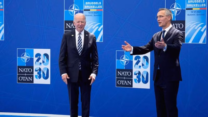 Tổng thống Mỹ Biden và Tổng thư ký Jens Stoltenberg tại Hội nghị thượng đỉnh NATO (Ảnh: AP).