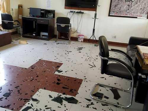 Một căn phòng bị hư hại, 2 người bị thương do bom (Ảnh: Times of India). Một căn phòng bị hư hại, 2 người bị thương do bom (Ảnh: Times of India).