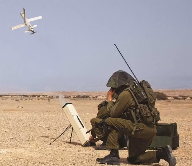 Quả đạn Alpagu được một binh sĩ phóng và điều khiển tìm diệt mục tiêu (Ảnh: STM).