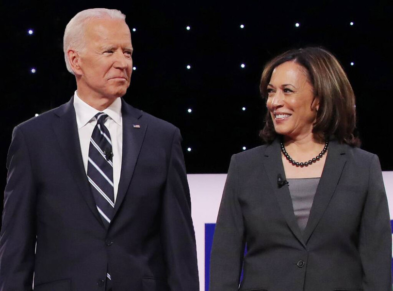 Với chiến thắng này, bà Kamala Harris (ảnh phải) sẽ trở thành Phó tổng thống da màu đầu tiên của Mỹ. Với chiến thắng này, bà Kamala Harris (ảnh phải) sẽ trở thành Phó tổng thống da màu đầu tiên của Mỹ.