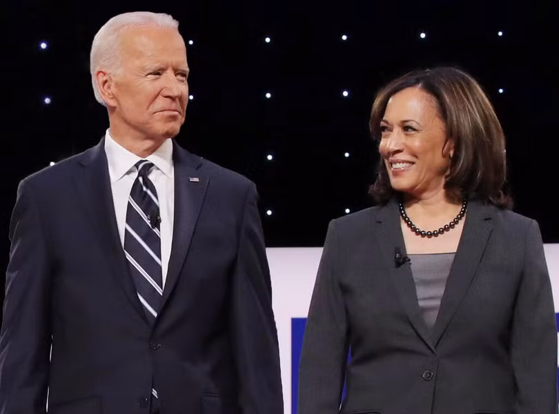 Với chiến thắng này, bà Kamala Harris (ảnh phải) sẽ trở thành Phó tổng thống da màu đầu tiên của Mỹ.