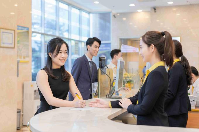 Nhân viên của Nam A Bank tư vấn cho khách hàng tới giao dịch. Ảnh: Nam A Bank
