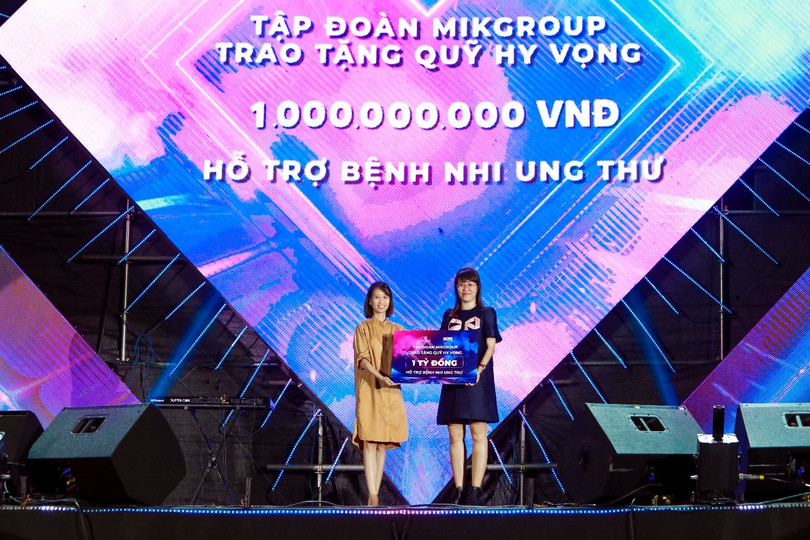 Đại diện MIKGroup (bên phải) trao tặng 1 tỉ đồng cho quỹ HOPE thực hiện chương trình hỗ trợ bệnh nhi ung thư Đại diện MIKGroup (bên phải) trao tặng 1 tỉ đồng cho quỹ HOPE thực hiện chương trình hỗ trợ bệnh nhi ung thư