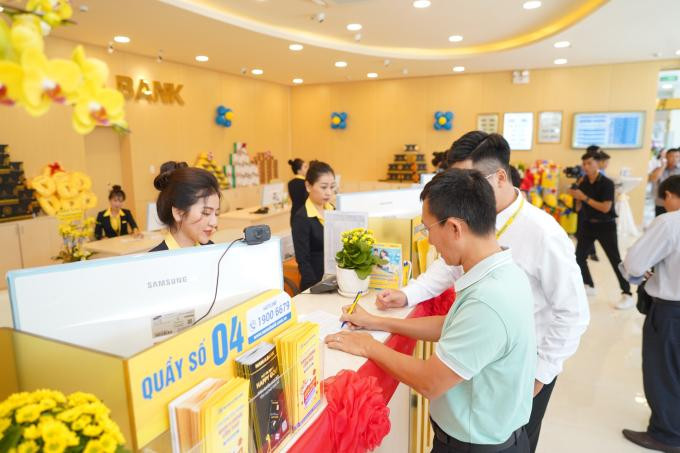 Những khách hàng đầu tiên tới giao dịch tại Nam A Bank Cần Thơ.