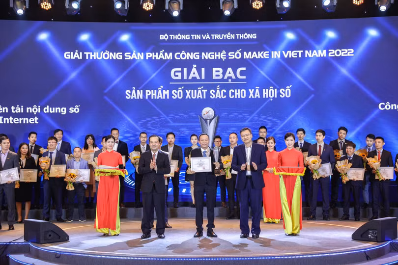 VieON xuất sắc giành Giải Bạc tại hạng mục Sản phẩm số xuất sắc cho xã hội số (Ông Huỳnh Long Thủy – Tổng giám đốc Công ty CP VieON (đứng ngoài cùng bên phải) đại diện nhận giải)