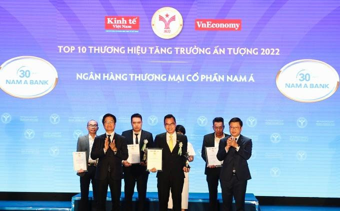 Nam A Bank nhận giải thưởng "Top 10 thương hiệu tăng trưởng ấn tượng 2022". Ảnh: Nam A Bank