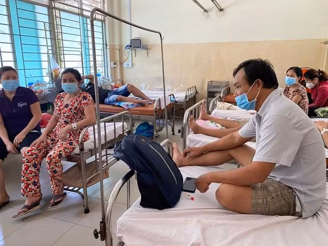 Một phòng bệnh điều trị sốt xuất huyết tại Bệnh viện Bệnh Nhiệt đới TP.HCM