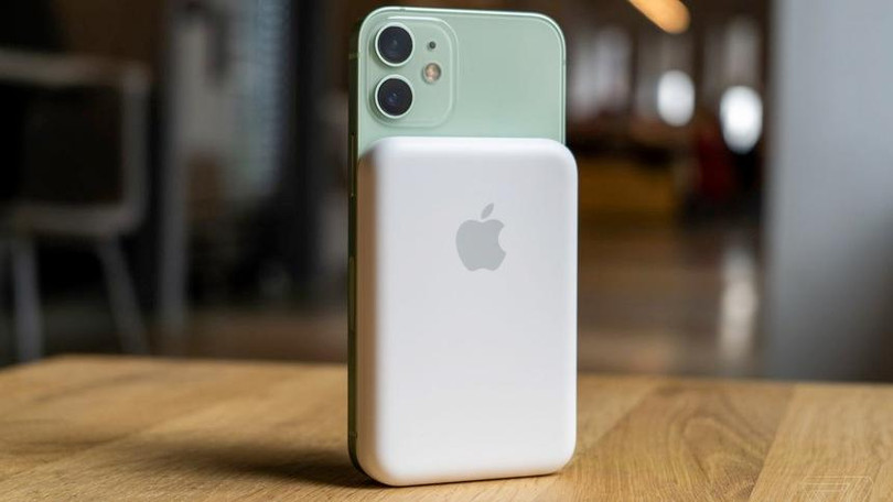 Apple có thể dùng sạc không dây MagSafe để lách luật. Ảnh: The Verge.