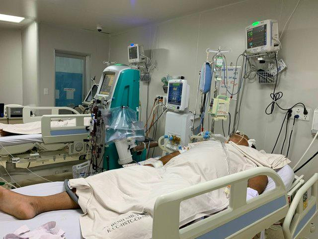 Bệnh viện tuyến cuối ở TP.HCM quá tải bệnh nhân sốt xuất huyết do nhập viện ồ ạt - Ảnh 1.