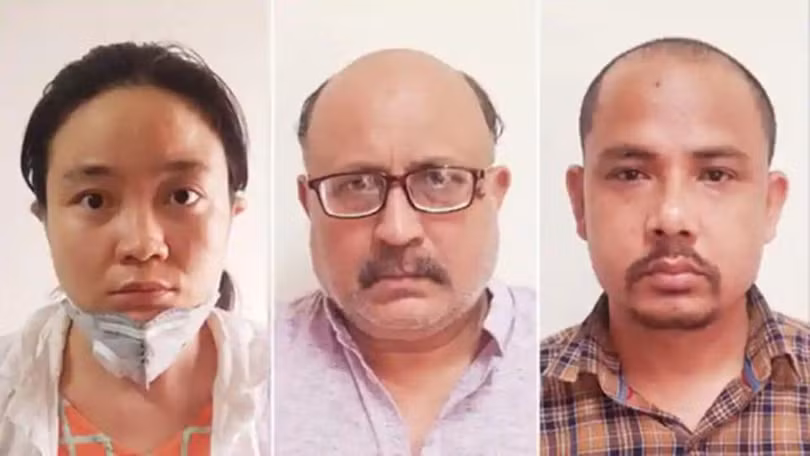 Rajeev Sharma (giữa) và hai đồng phạm người Trung Quốc (trái) và Nepal (phải) bị cảnh sát Ấn Độ bắt vì bị cáo buộc bán bí mật tình báo cho Trung Quốc (Ảnh: Deutsche Welle).