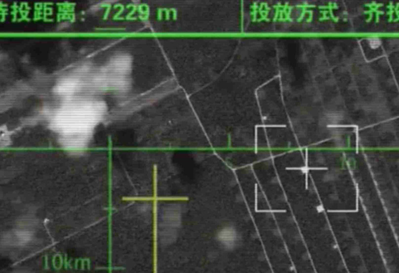 Hình ảnh phi công chiếc H-6K khóa mục tiêu sân bay đối phương chuẩn bị tấn công trong phim "Tên tôi là Chiến Thần" (Ảnh: Đa Chiều).