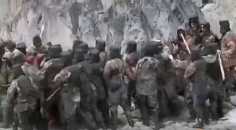 Hình ảnh trong video về vụ ẩu đả giữa lính hai bên Trung - Ấn ở thung lũng sông tại Ladakh (Ảnh: Đa Chiều).