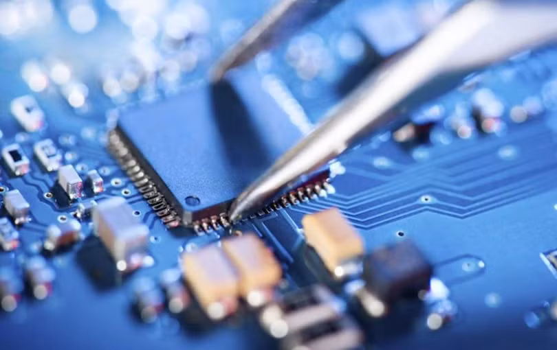 Trung Quốc đang đẩy nhanh việc nhập khẩu chip và các chất bán dẫn tích trữ để ứng phó việc bị Mỹ trừng phạt (Ảnh: Đa Chiều).