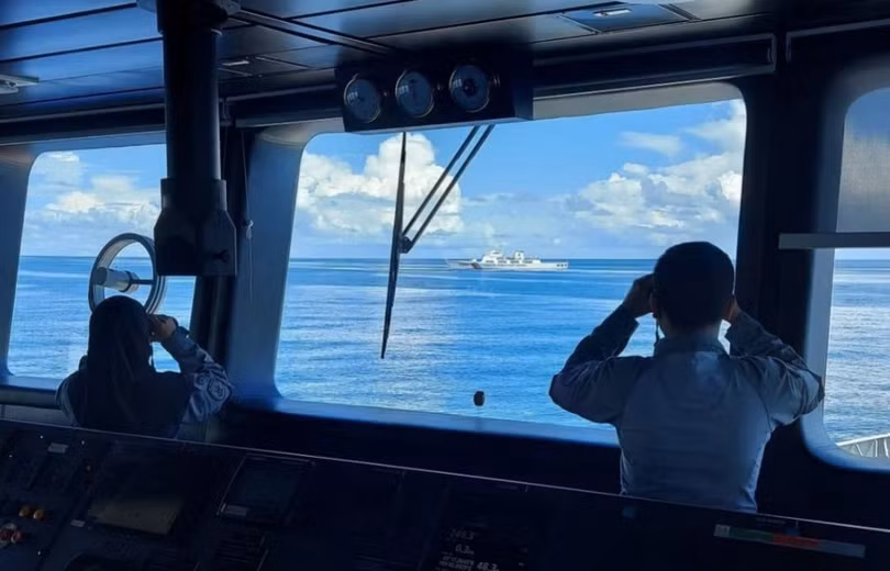 Tàu tuần tra của hải quân Indonesia xua đuổi tàu hải cảnh 5204 của Trung Quốc xâm nhập vùng đặc quyền kinh tế bắc quần đảo Natuna (Ảnh: Đa Chiều).