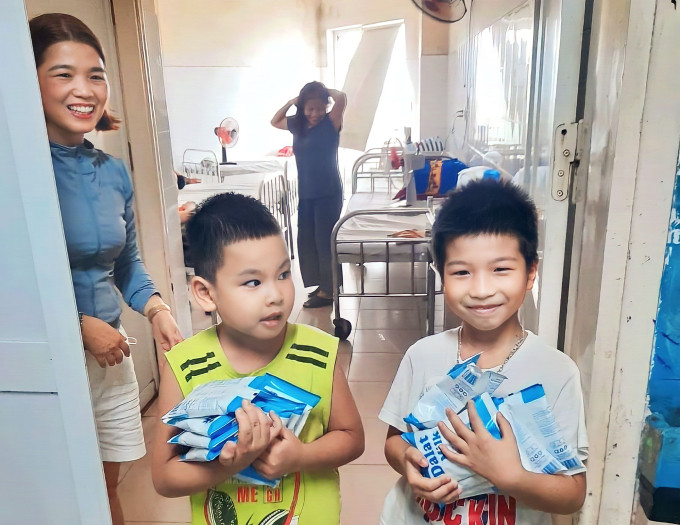 Những bệnh nhi tại Bệnh viện Phụ sản Nhi Đà Nẵng hân hoan nhận sữa. Ảnh: Nguyễn Hương