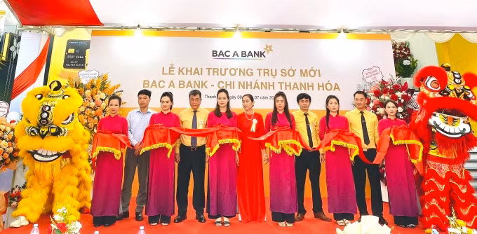 Đại diện Bac A Bank cắt băng khai trương trụ sở mới tại Thanh Hóa. Ảnh: Bac A Bank