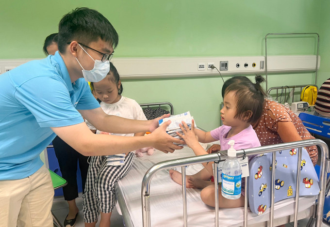 Đại diện Quỹ Hy vọng trao sữa cho bệnh nhi tại Khoa miễn dịch - dị ứng - khớp, Bệnh viện Nhi trung ương, hôm 5/6. Ảnh: Minh Đức
