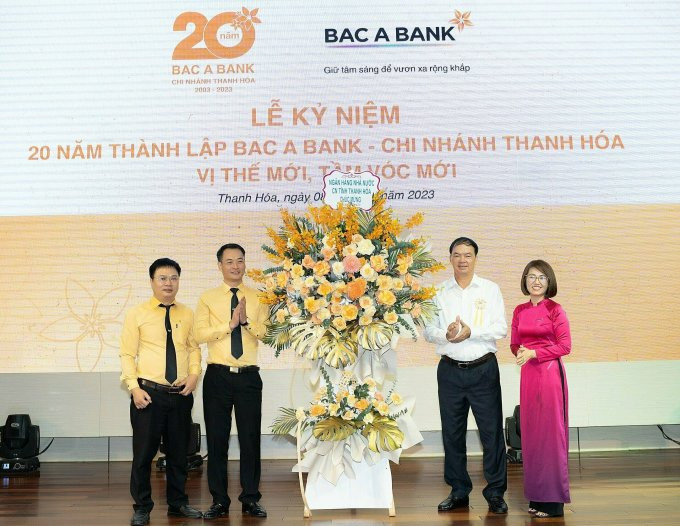 Đại diện ban điều hành Bac A Bank và khách mời chụp ảnh kỷ niệm. Ảnh: Bac A Bank
