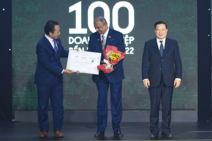 Ông Vijay Kumar Pandey, Chủ tịch HĐQT Công ty TH nhận vinh danh Top 100 Doanh nghiệp bền vững Việt Nam 2022. Ảnh: Tùng Đinh