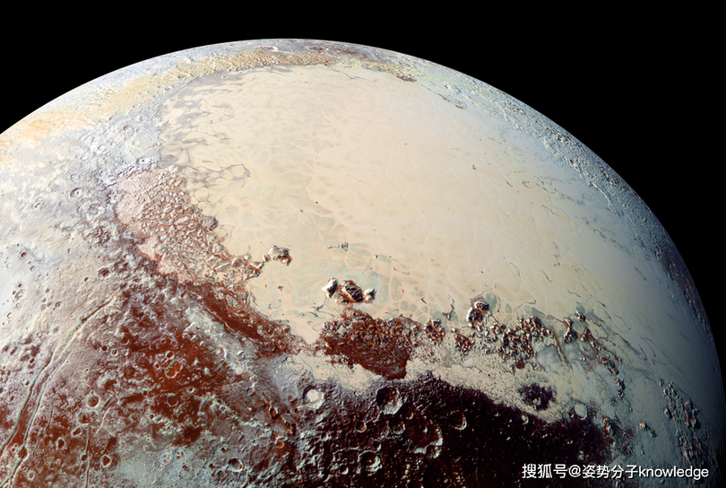 Europa và Enceladus là hai mặt trăng phủ băng với một đại dương nước lỏng dưới bề mặt.