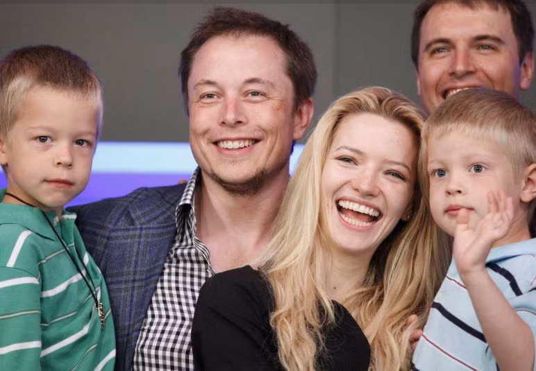 Elon Musk, Talulah Riley, và hai người con trai.