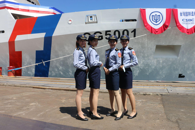 Các nữ cảnh sát biển Đài Loan bên tàu Gia Nghĩa (Ảnh: Dwnews).