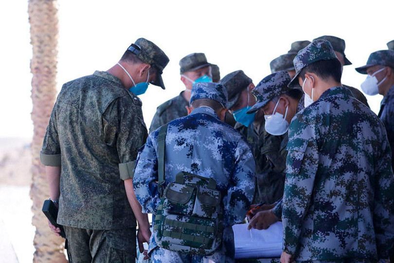 Các sĩ quan hai bên cùng trao đổi về kế hoạch tác chiến (Ảnh: BQPTQ). Các sĩ quan hai bên cùng trao đổi về kế hoạch tác chiến (Ảnh: BQPTQ).