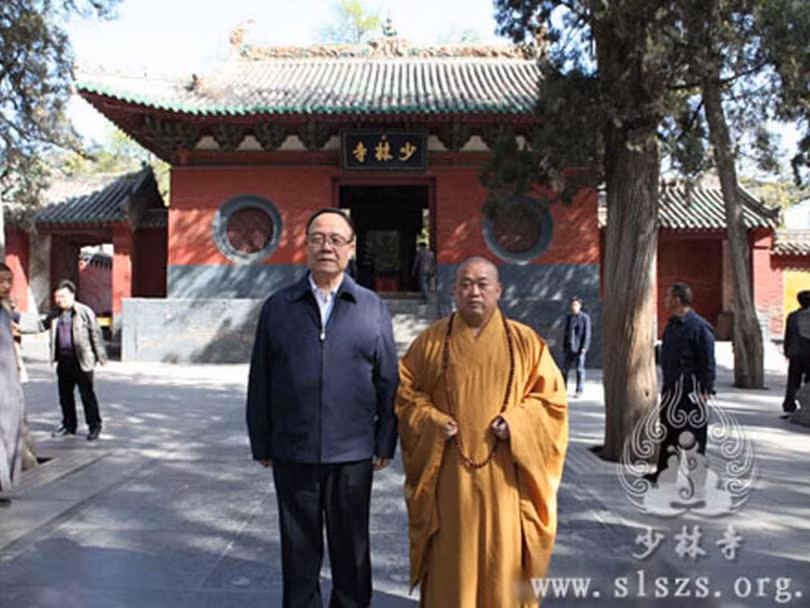 Sau khi bị kỷ luật đảng, Quách Bá Hùng về Thiếu Lâm Tự gặp trụ trì Thích Vĩnh Tín nhờ cứu giúp (Ảnh: slszs).