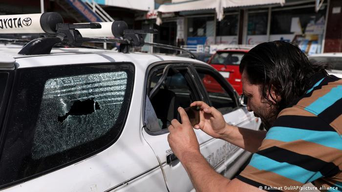 Ngày 6/8/2021, tại Kabul, một nhà báo đang chụp ảnh chiếc xe sau khi Menapar, Giám đốc Trung tâm Thông tin và Truyền thông của Chính phủ Afghanistan, bị Taliban bắn chết (Ảnh: Deutsche Welle). Ngày 6/8/2021, tại Kabul, một nhà báo đang chụp ảnh chiếc xe sau khi Menapar, Giám đốc Trung tâm Thông tin và Truyền thông của Chính phủ Afghanistan, bị Taliban bắn chết (Ảnh: Deutsche Welle).