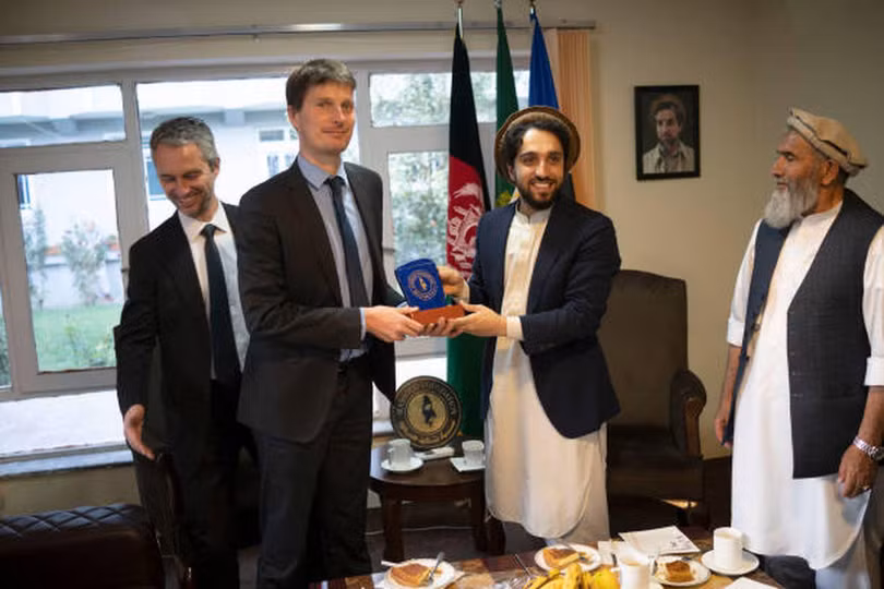 Ông Ahmad Massoud (giữa) tiếp Đại sứ Pháp David Martinon tại dinh thự ở Thung lũng Panjshir (Ảnh: Getty). Ông Ahmad Massoud (giữa) tiếp Đại sứ Pháp David Martinon tại dinh thự ở Thung lũng Panjshir (Ảnh: Getty).
