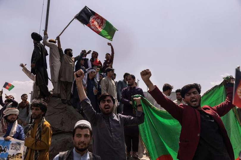 Những người biểu tình vẫy cờ của chính phủ Afghanistan bị lật đổ tại Quảng trường Pashtostan ở Kabul hôm 19/8 (Ảnh: The New York Times). Những người biểu tình vẫy cờ của chính phủ Afghanistan bị lật đổ tại Quảng trường Pashtostan ở Kabul hôm 19/8 (Ảnh: The New York Times).