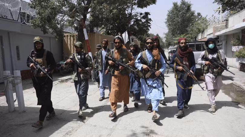 Lính Taliban tuần tra trên đường phố (Ảnh: Dwnews).