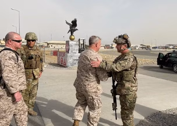 Tướng McKenzie, Tư lệnh Bộ Tư lệnh Trung tâm Mỹ đến sân bay Kabul thị sát kiểm tra chiến dịch di tản kiều dân Mỹ và những người Afghanistan cộng tác với Mỹ (Ảnh: Đông Phương).
