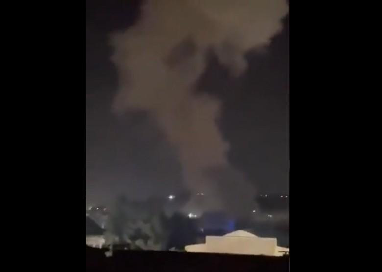 Khói bốc lên trong sân bay nghi là quân Mỹ phá hủy các thiết bị (Ảnh: Đông Phương) Khói bốc lên trong sân bay nghi là quân Mỹ phá hủy các thiết bị (Ảnh: Đông Phương)