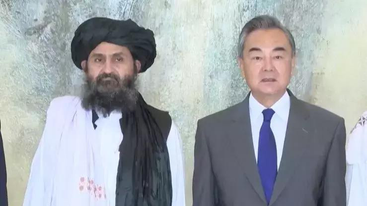 Phó thủ tĩnh Taliban Abdul Ghani Baradar và Ngoại trưởng Trung Quốc Vương Nghị gặp gỡ tại Thiên Tân hôm 28/7/2021 (Ảnh: AFP).