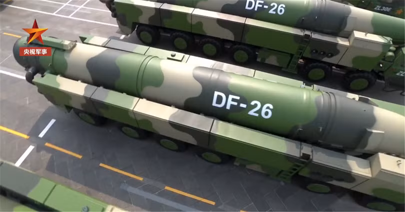 Tên lửa đạn đạo tầm trung DF-26 (Ảnh: CCTV).