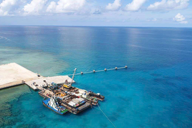 Trung Quốc bồi đắp, tôn tạo trái phép các đảo nhân tạo trên Biển Đông rồi tự ý tuyên bố lãnh hải 12 hải lý là hành động trái với luật quốc tế (Ảnh: Dwnews) Trung Quốc bồi đắp, tôn tạo trái phép các đảo nhân tạo trên Biển Đông rồi tự ý tuyên bố lãnh hải 12 hải lý là hành động trái với luật quốc tế (Ảnh: Dwnews)