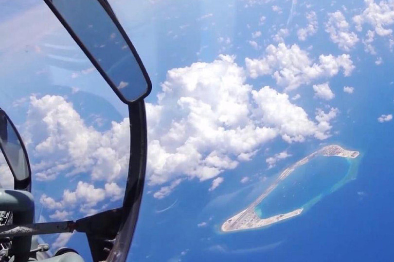 Máy bay chiến đấu Su-30MKK của Trung Quốc bay phía trên bãi Subi mà Trung Quốc chiếm giữ trái phép trên Biển Đông (Ảnh: Dwnews).