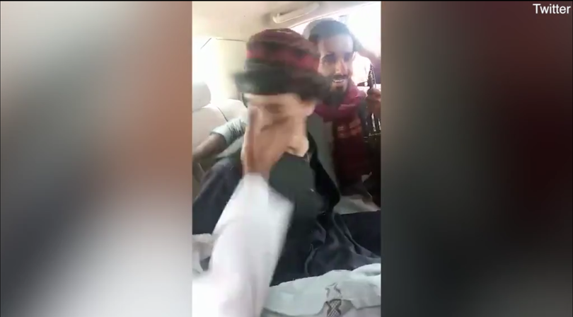 Ông Khasha Zwan bị lính Taliban tát trên xe (Ảnh: Dwnews).