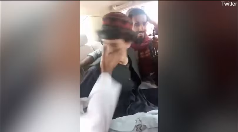 Ông Khasha Zwan bị lính Taliban tát trên xe (Ảnh: Dwnews).