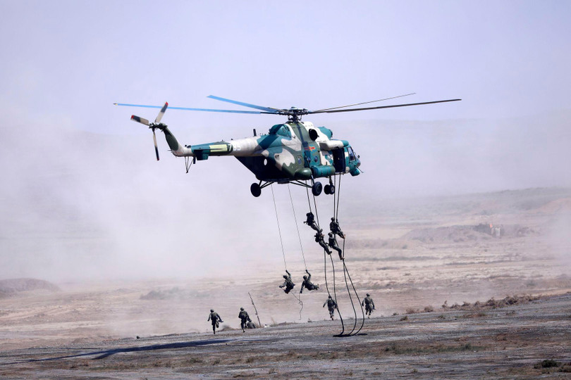 Lính hai bên diễn tập đổ bộ từ trực thăng (Ảnh: Dwnews). Lính hai bên diễn tập đổ bộ từ trực thăng (Ảnh: Dwnews).