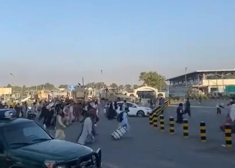 Nhiều người bỏ xe đi bộ đến sân bay Kabul để di tản (Ảnh: Đông Phương).