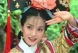 Triệu Vy trong vai Tiểu Yến Tử trong phim "Hoàn Châu cách cách", bộ phim làm nên tên tuổi cô năm 1998 (Ảnh: sina).